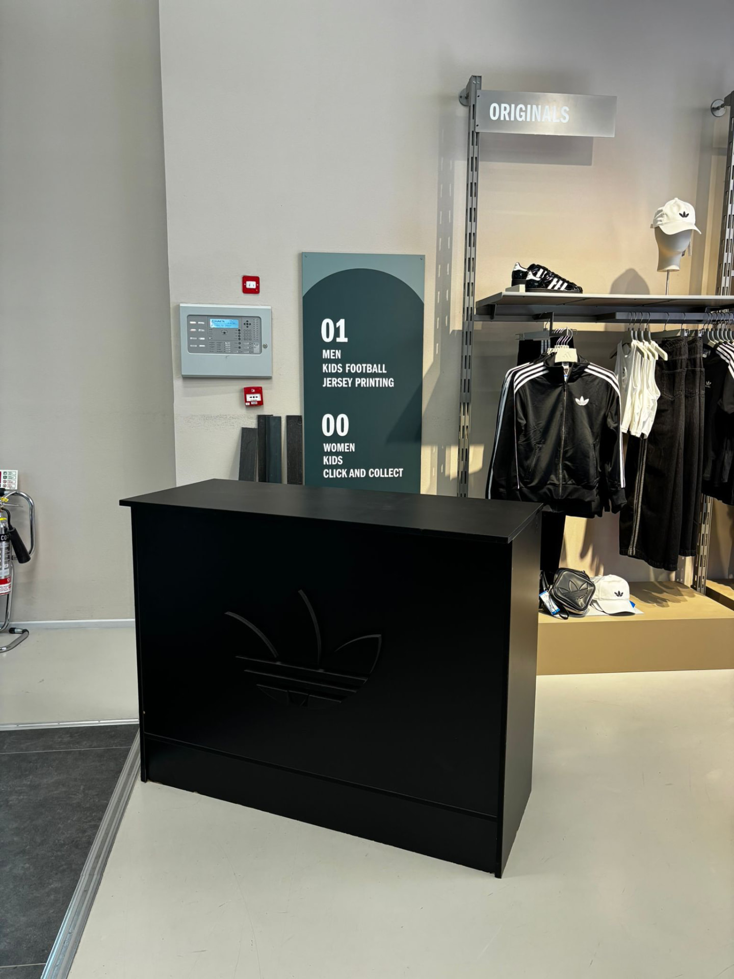 Branded reception and counter unit in a retail store